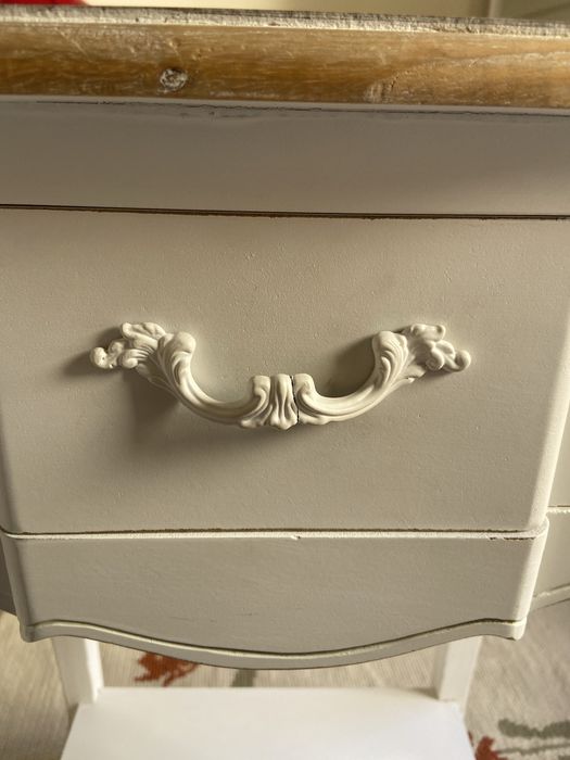 Mesa de cabeceira do Gato Preto