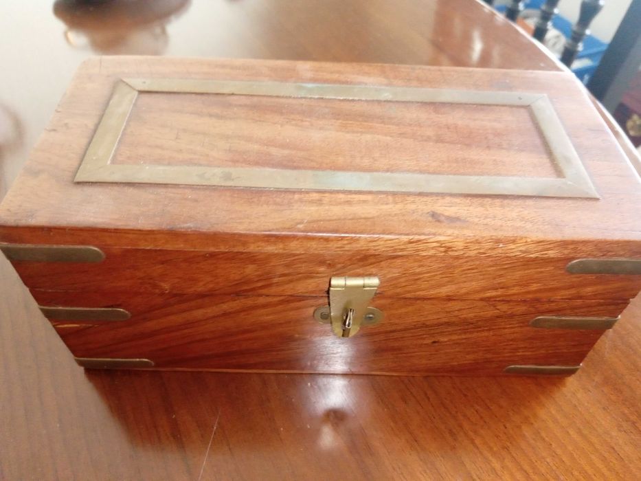 Tinteiro antigo em madeira e caneta em vidro.