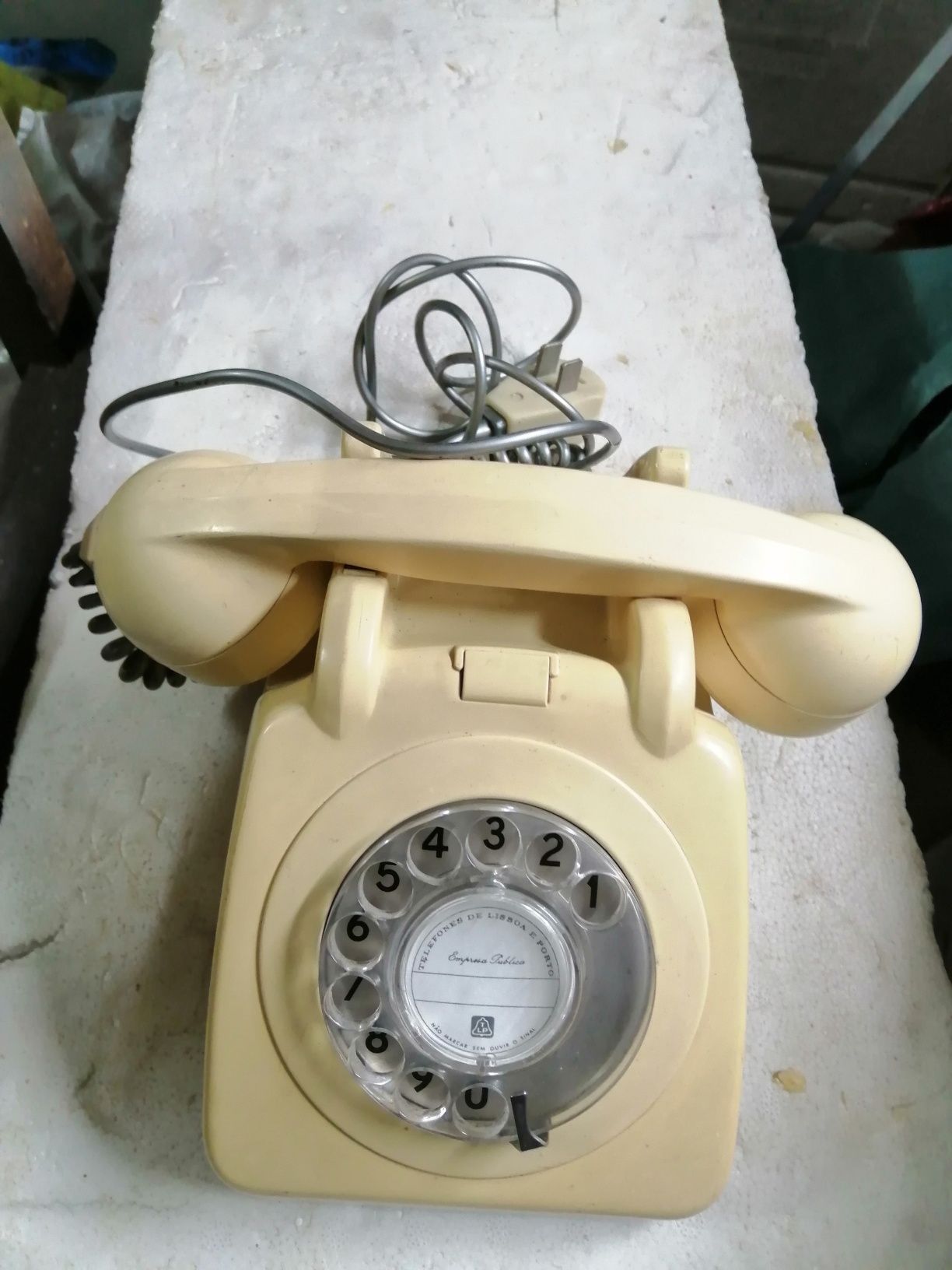 Telefone  de cor creme.