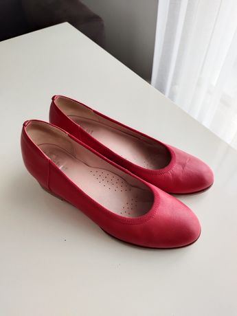 Шкіряні червоні туфлі