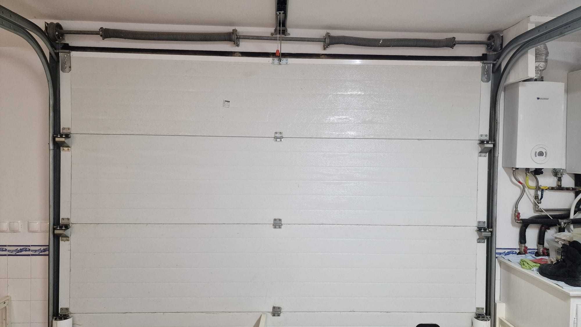 Portão de garagem seccionado automático