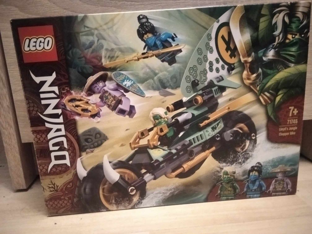 Klocki LEGO Ninjago nr 71745 Lloyd's Jungle Chopper Bike