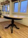 Mesa de jantar em madeira maciça.
