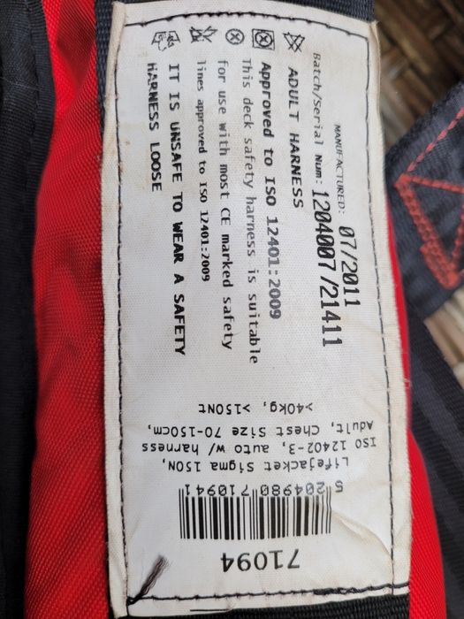 Szelki ratunkowe samopompujące