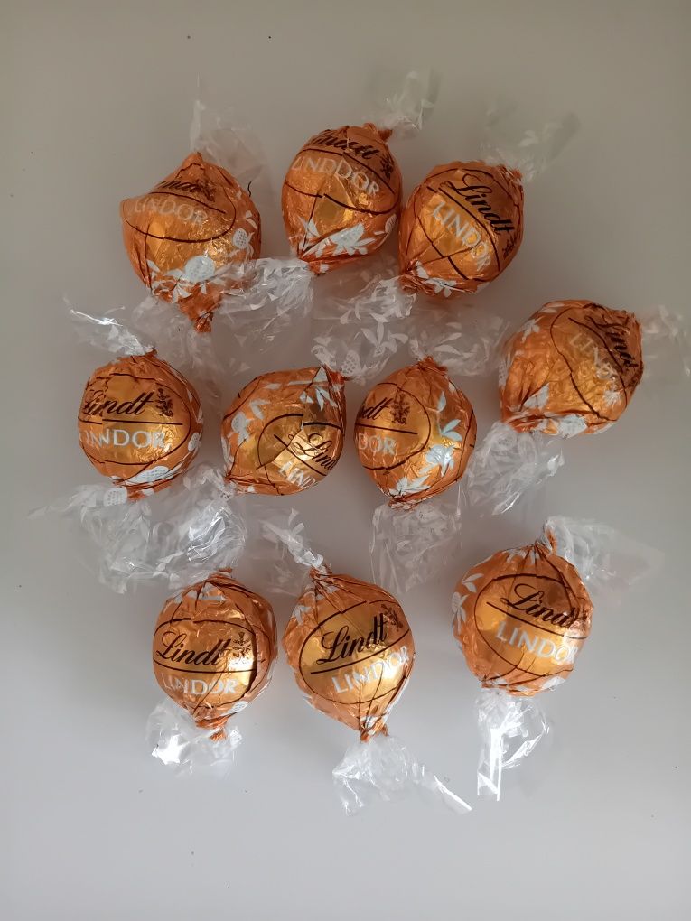 Praliny Lindt Lindor 1 kilogram mleczne biała czekolada.