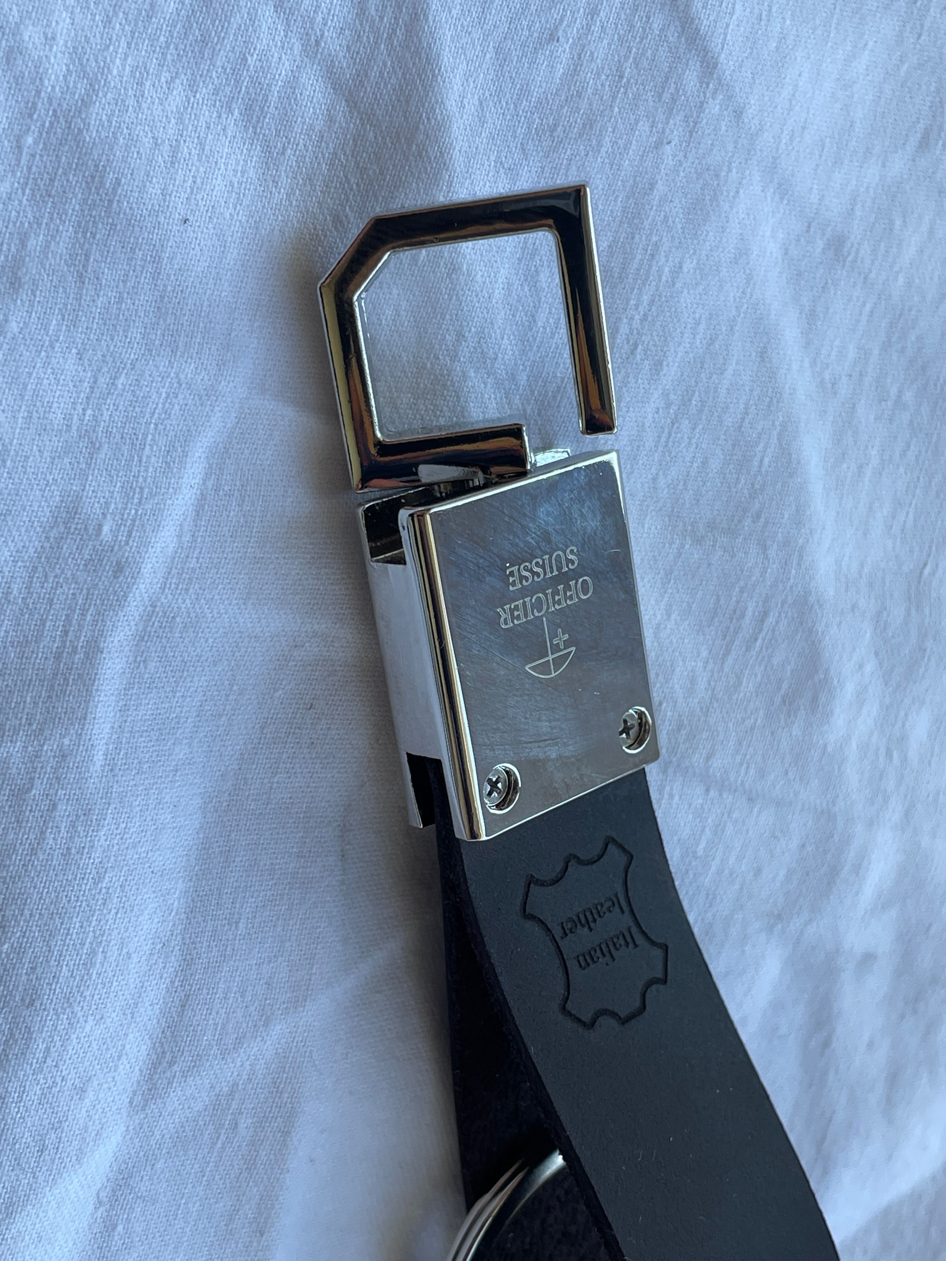 Брелок-карабин Victorinox с серебряной эмблемой, натур кожа. Новый