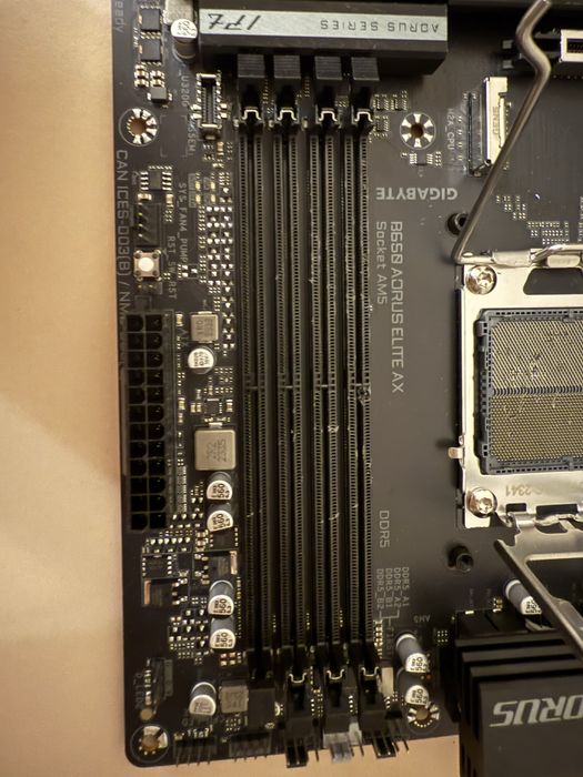 Материнська плата amd b650 aorus elite ax