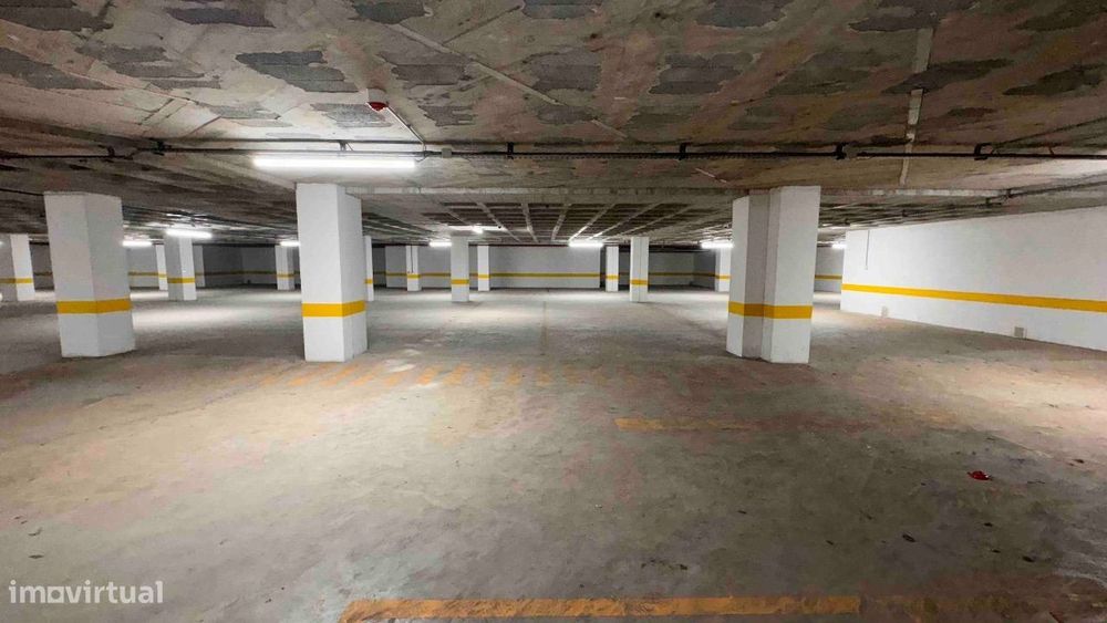Garagem com 1973m2 e capacidade para 73 Viaturas em Barcarena