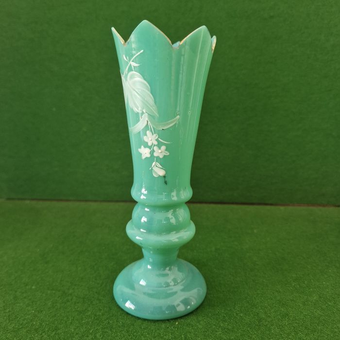 Jarra em vidro opalino verde