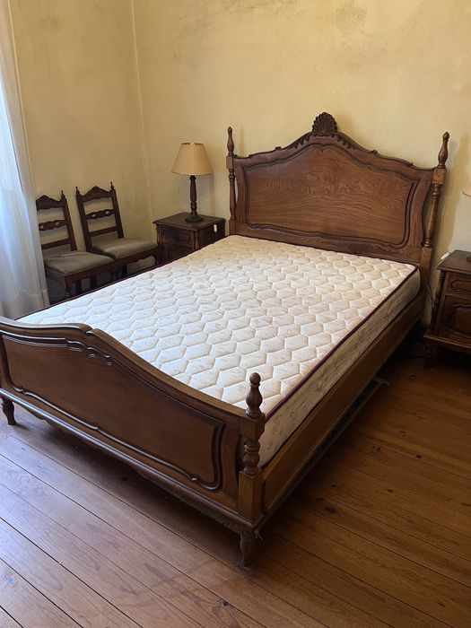 Cama com mesas de cabeceira