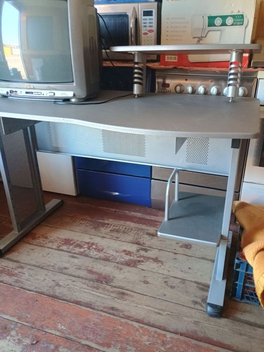 Комп'ютерний стіл. Самовивіз