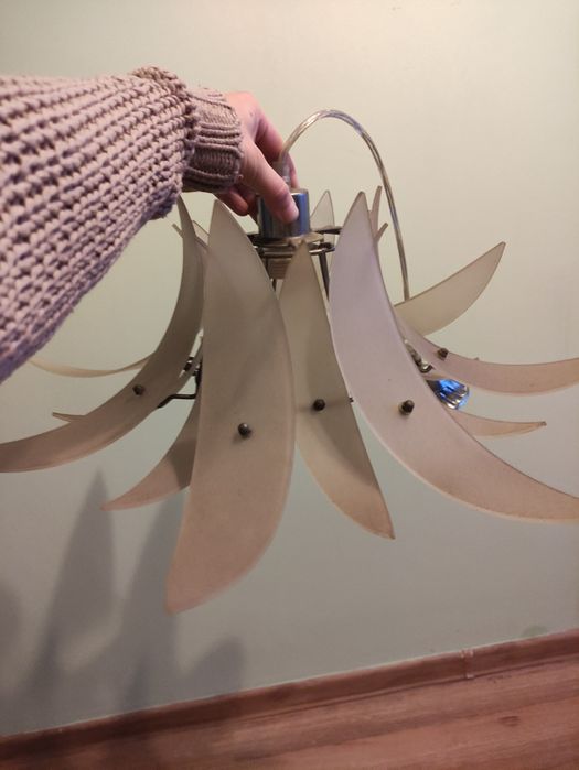 Lampa w kształcie kwiatka