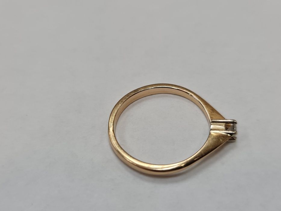Piękny złoty pierścionek/ 585/ 1.99 gram/ R14 + Brylant ~~ 0.07 CT
