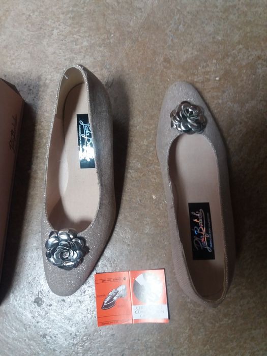 Sapatos de senhora e sapatos cerimônia novos