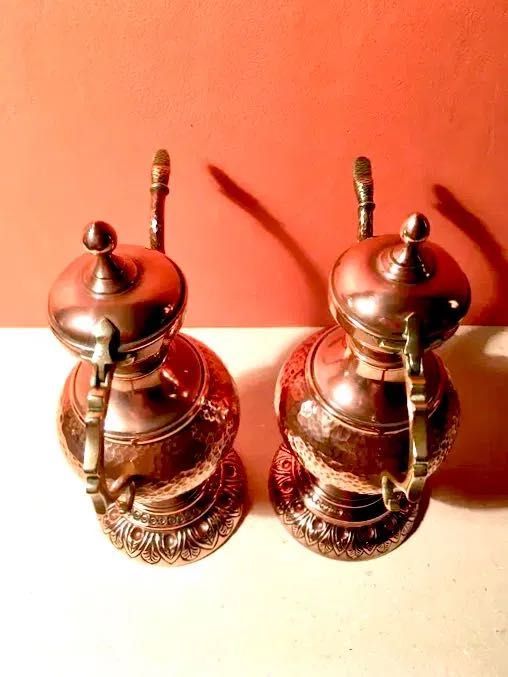2 GALHETAS em cobre e latão martelados - 1a metade do séc.  XX