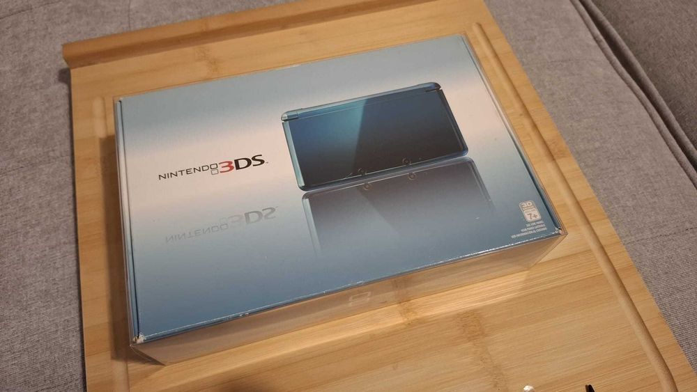 Nintendo 3DS desbloqueada + caixa original e acessórios