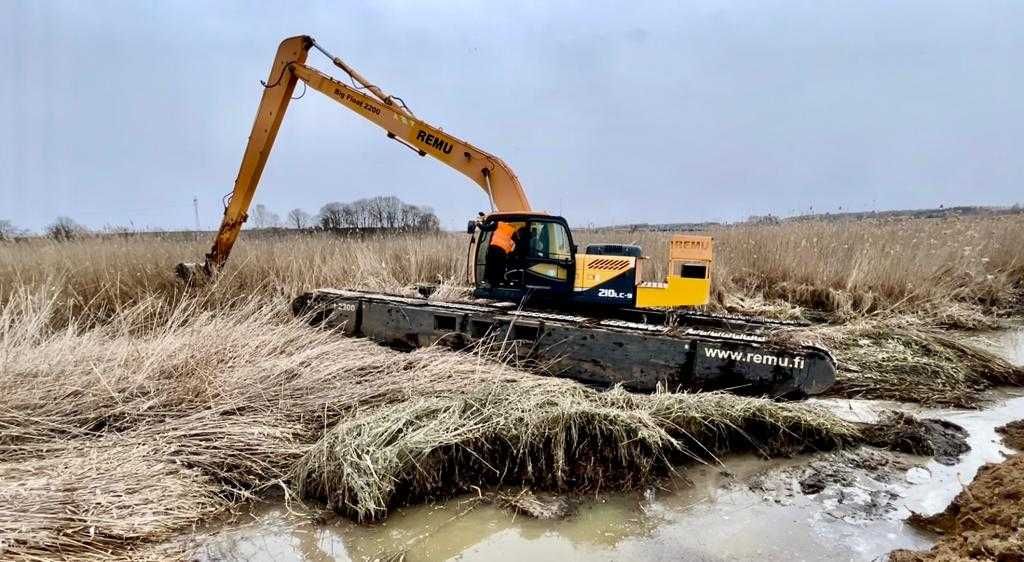 Koparka pływająca 32m long staw bagienna kopanie na torfie melioracjia