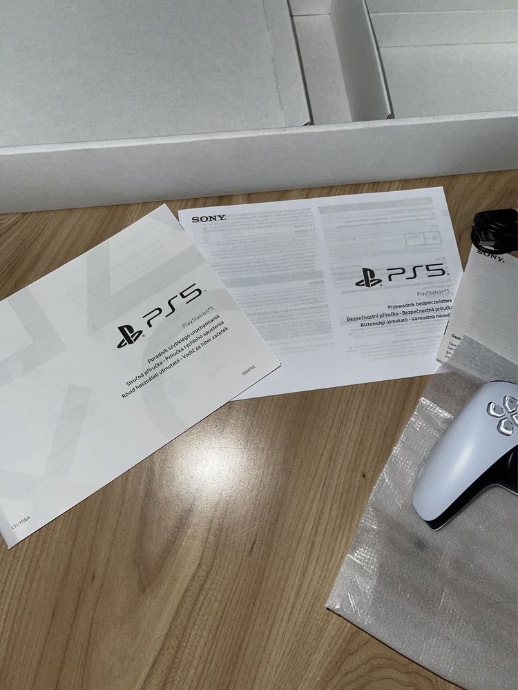 Konsola PS5 PlayStation 5 z napedem 825 GB z 2  pady + case