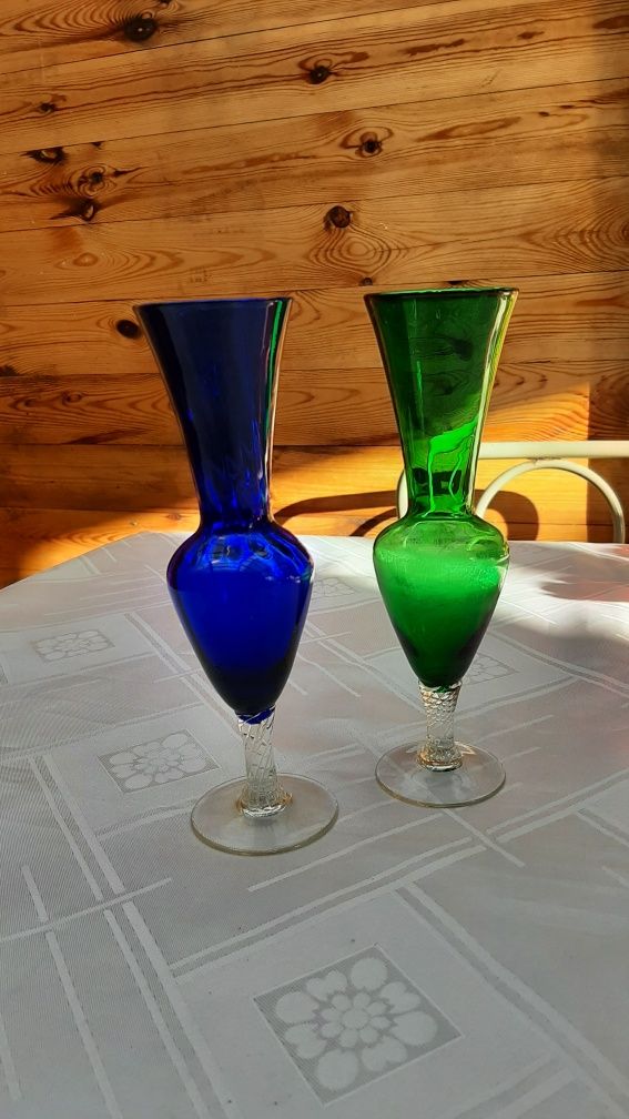 Para szklanych wazonów na zakręconej nóżce,szmaragdowy i kobaltowy.