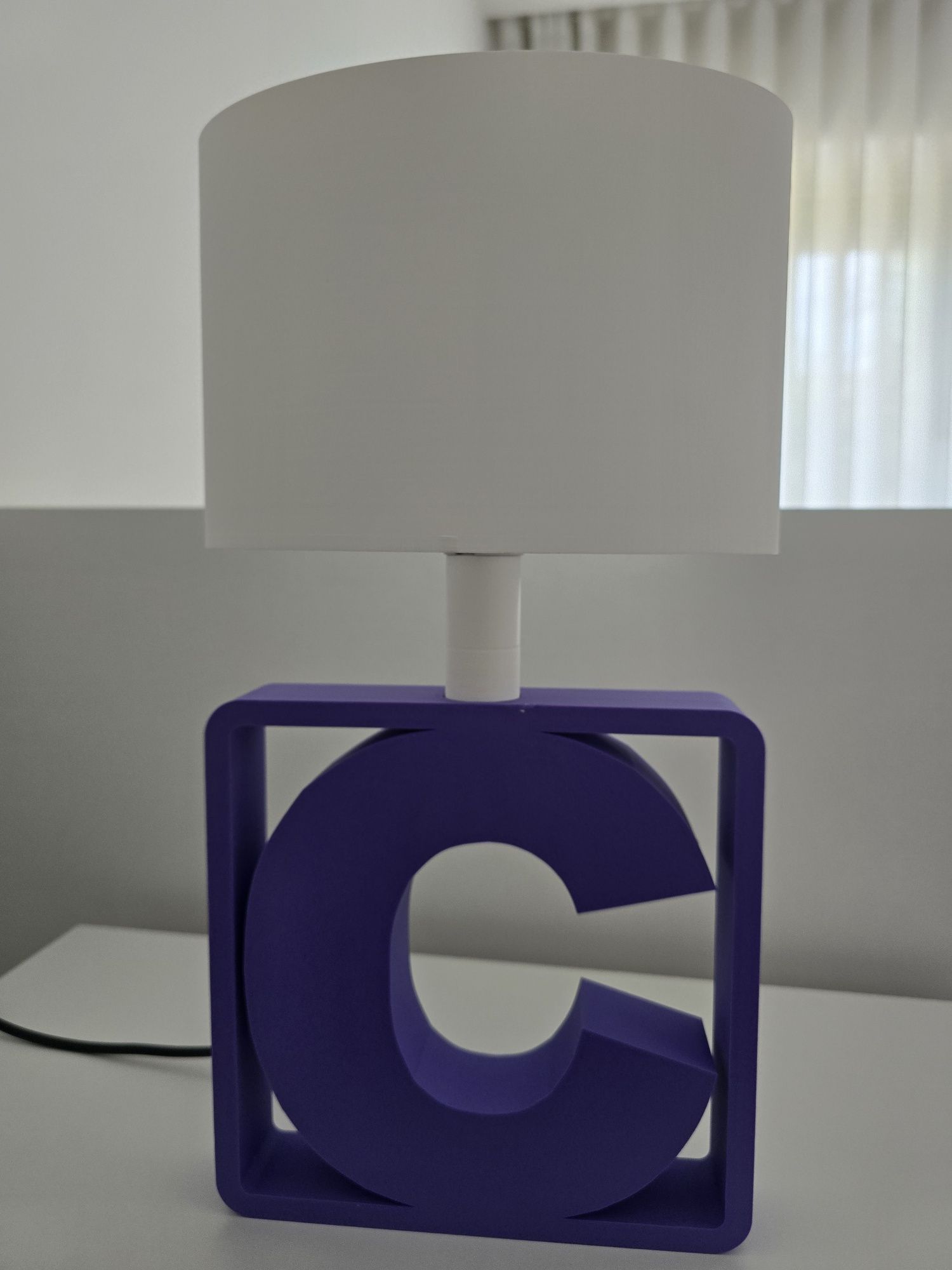 Candeeiro de mesa com inicial