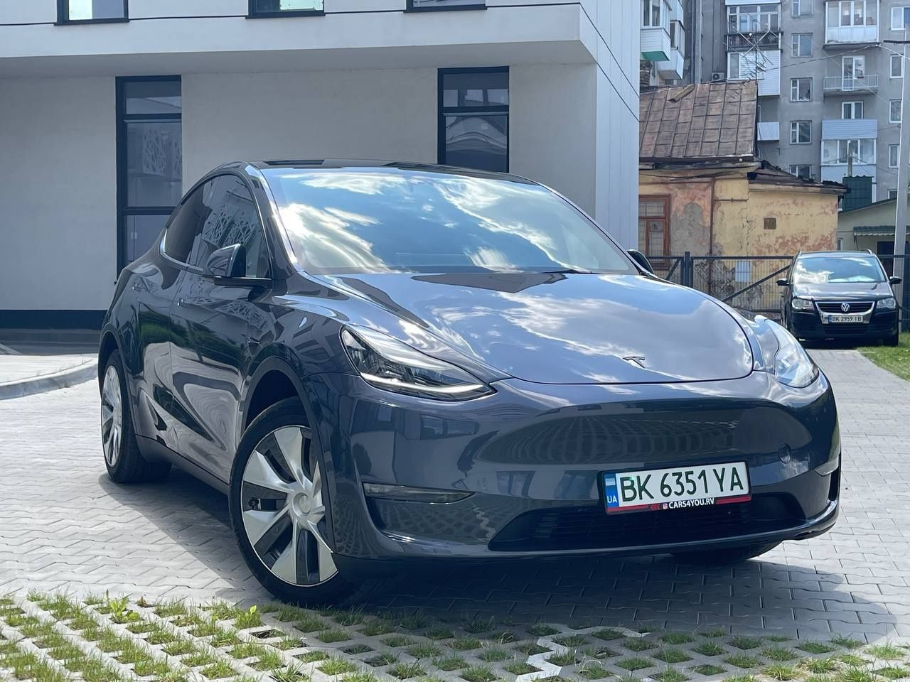 Tesla model Y 2023року