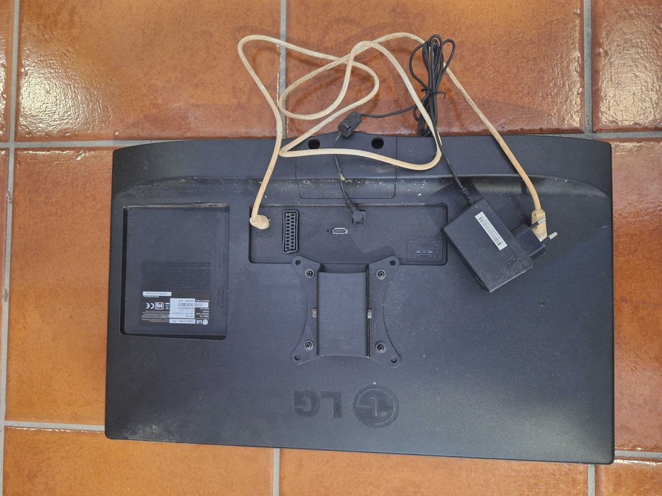Televisor LG (Modelo 24MT47DC)