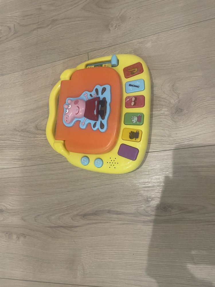 grający komputerek świnka Peppa