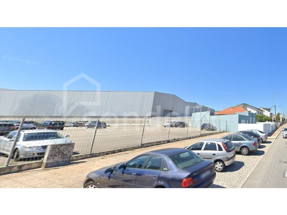 Lote com viabilidade para construir edifício para serviços