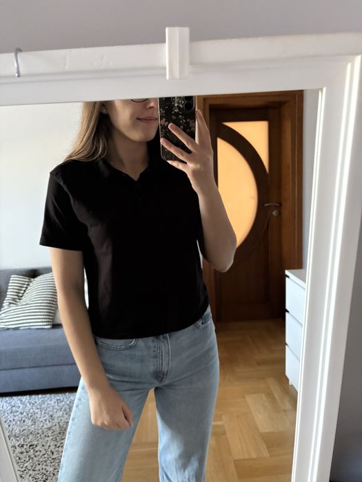 Czarna krótka bluzka polo z kołnierzykiem stradivarius