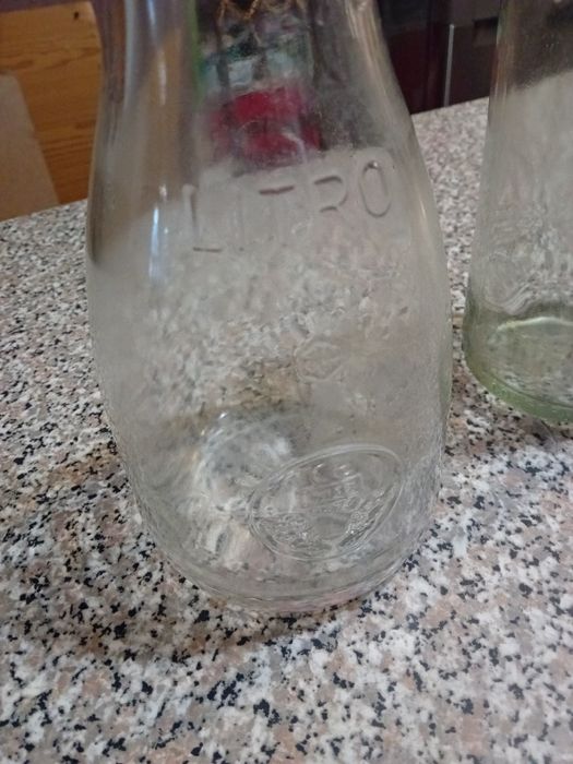 Conjunto de 2 Garrafas Antigas de Leite