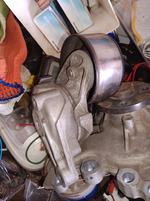 Натяжной ролик Тойота 5,7 лексус4,6