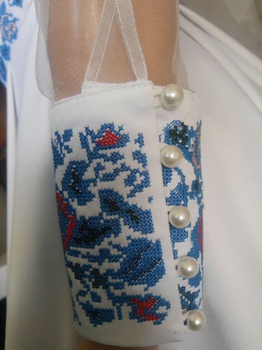 Вишиті в одному стилі весільна сукня ( розмір S) і сорочка (розмір М)