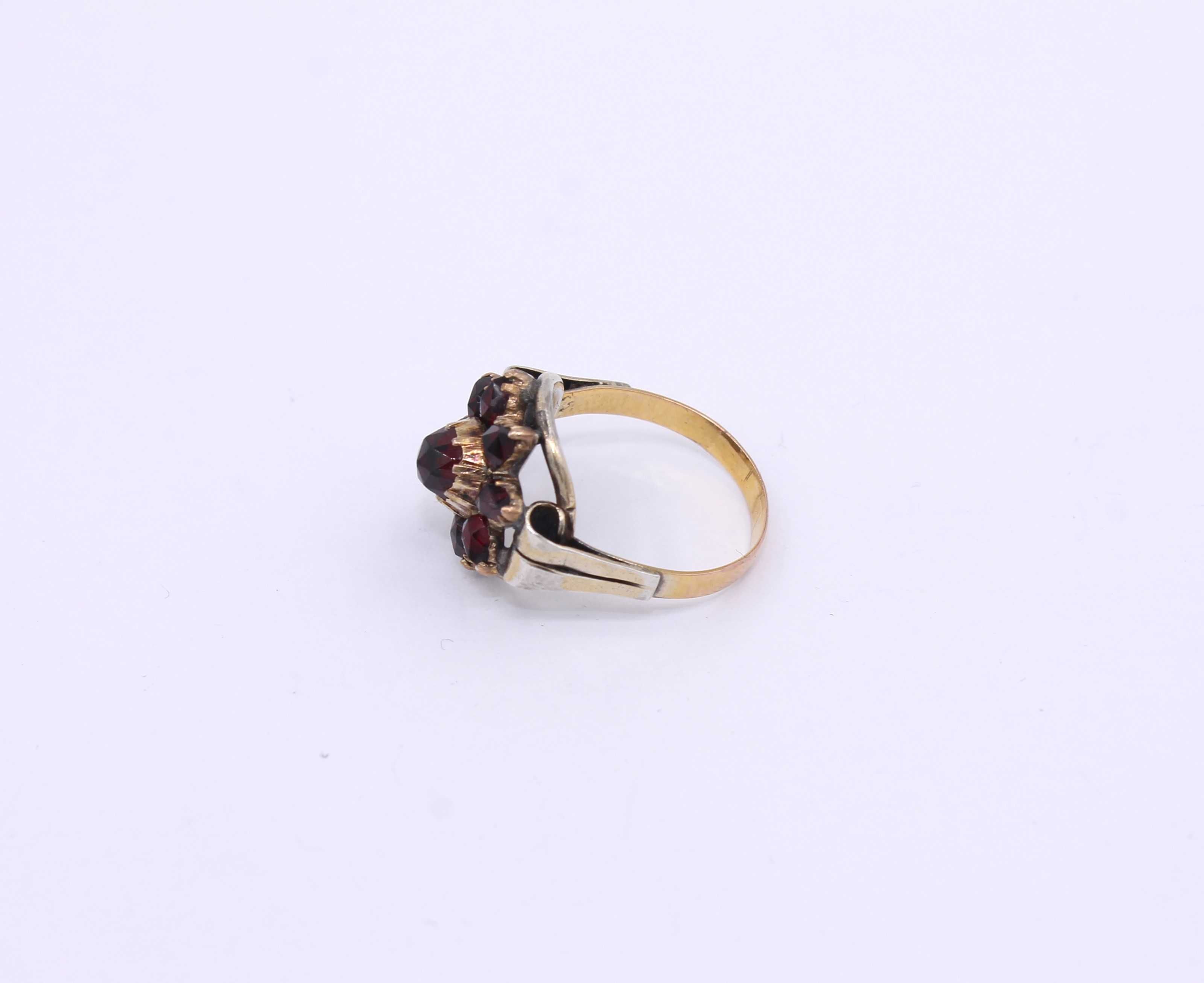 Złoty pierścionek p.585/3,28g z syntetycznymi rubinami