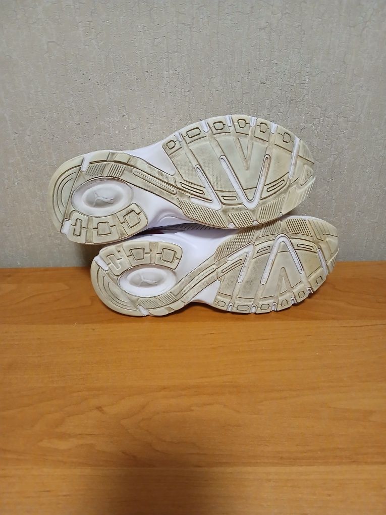 Продам женские кроссовки