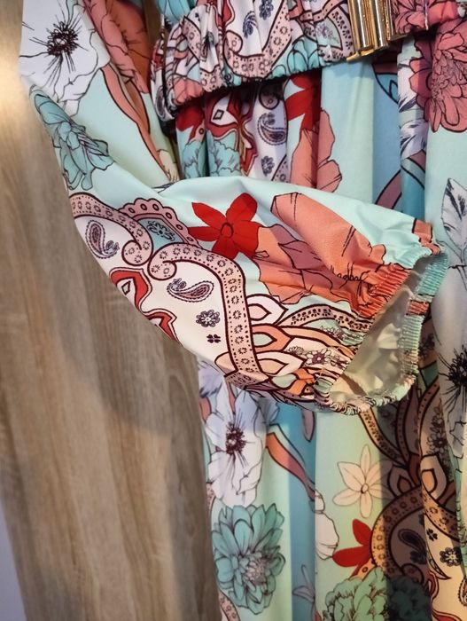 Sukienka wzorzysta kolor miętowy z dodatkiem paska