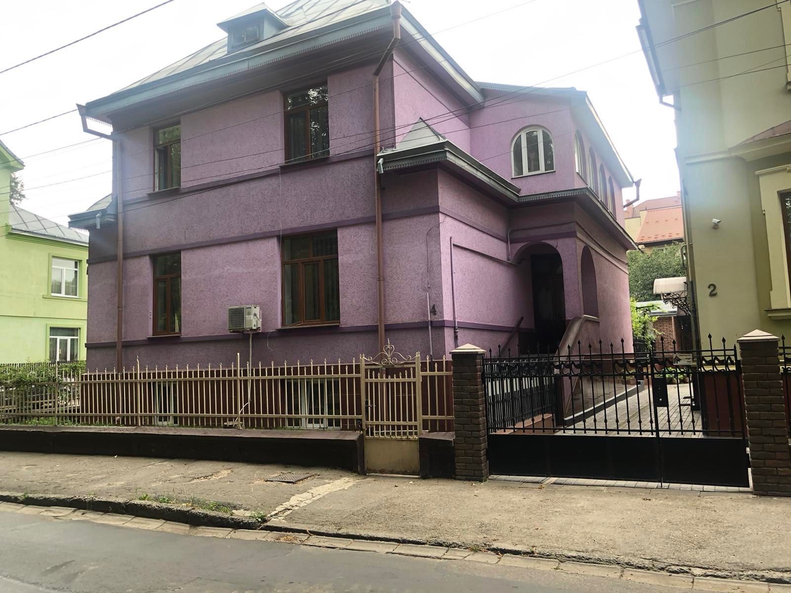 Продам будинок повністю по вул. Федьковича навпроти парку ім. Шевченка