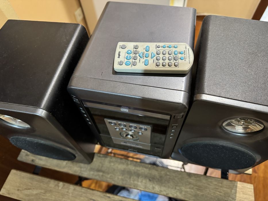 Rádio com colunas e antena