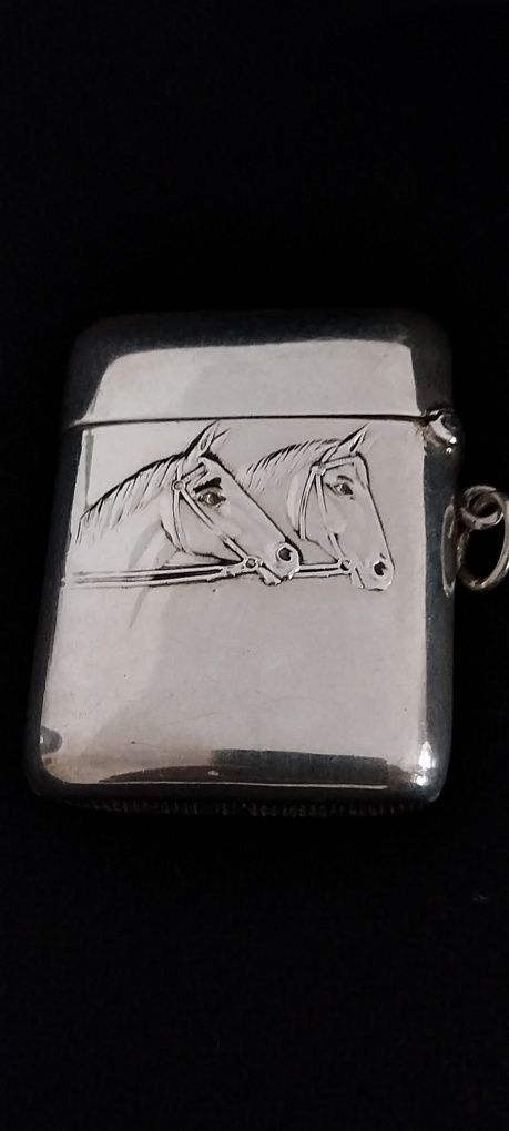 Caixa (com cavalos) de casquinha para por os fósforos,em optimo estado