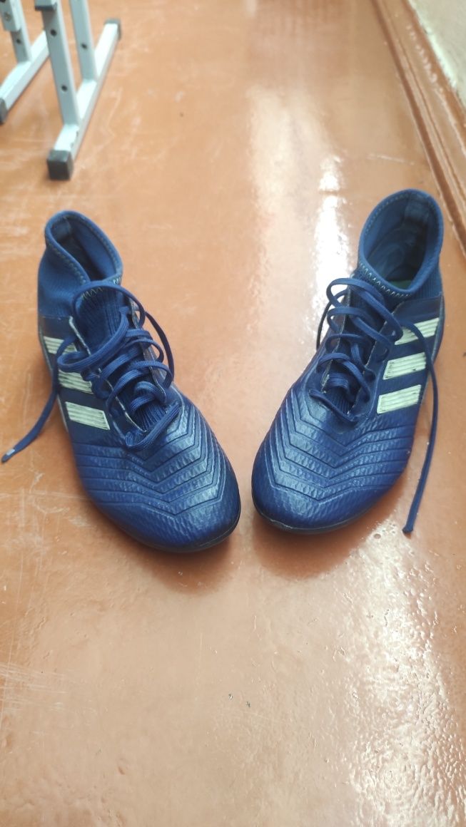 Продам футбольні кросівки Adidas predator