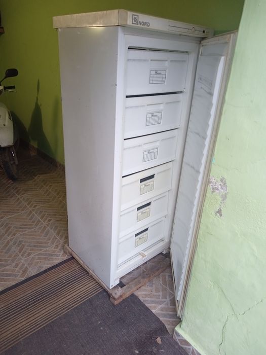 Морозильна камера на 6 секцій.