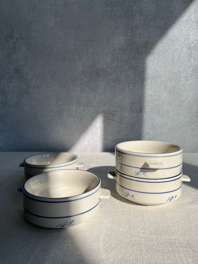 Ceramiczne kokilki z delikatnym niebieskim zdobieniem