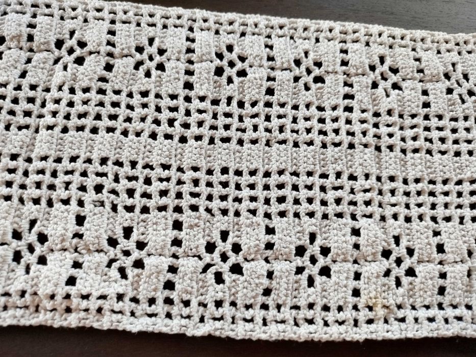 Dois panos de mesa ou moveis em crochê