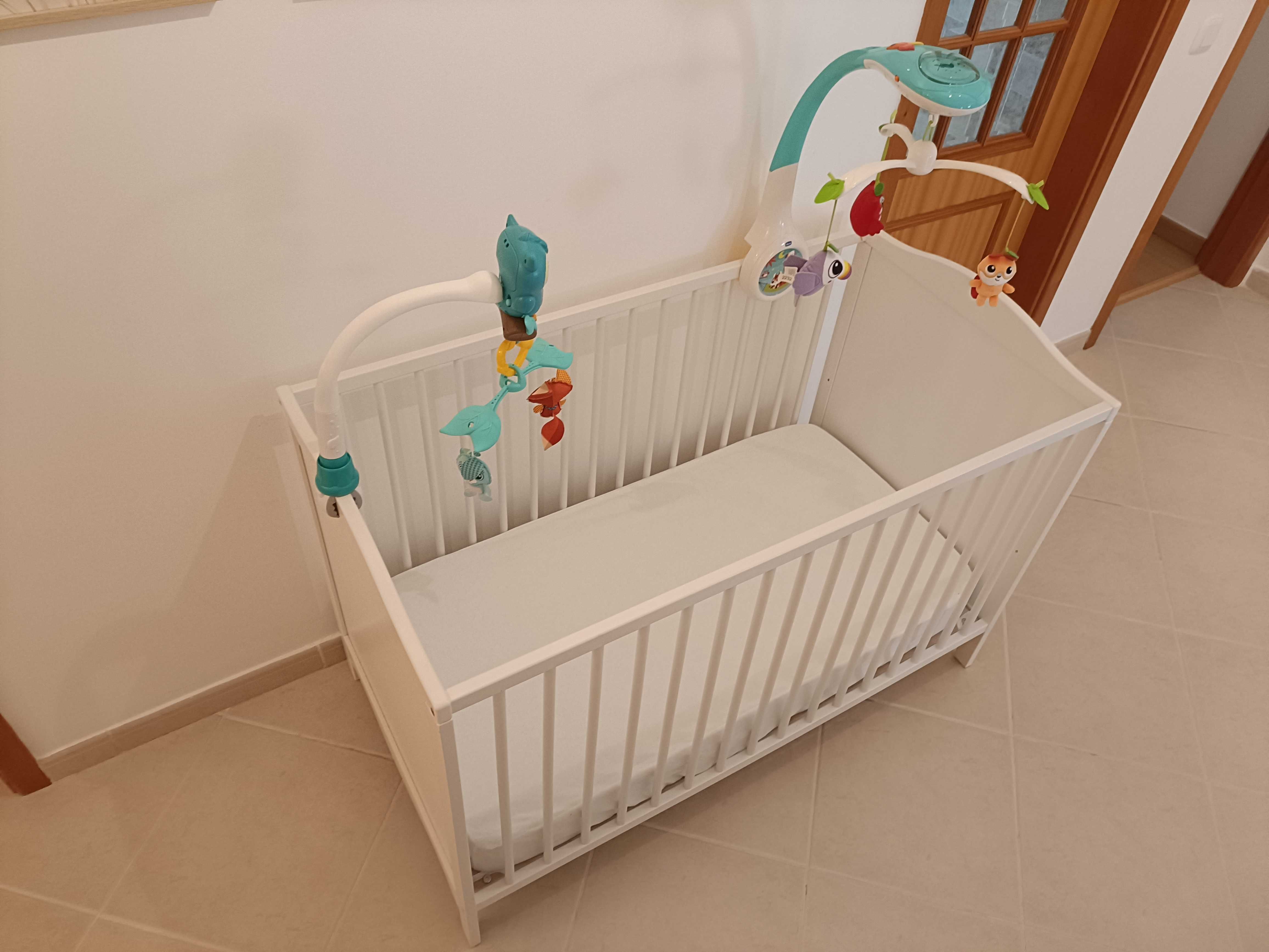 Berço bebe + colchão + capa colchão + 2 móbiles