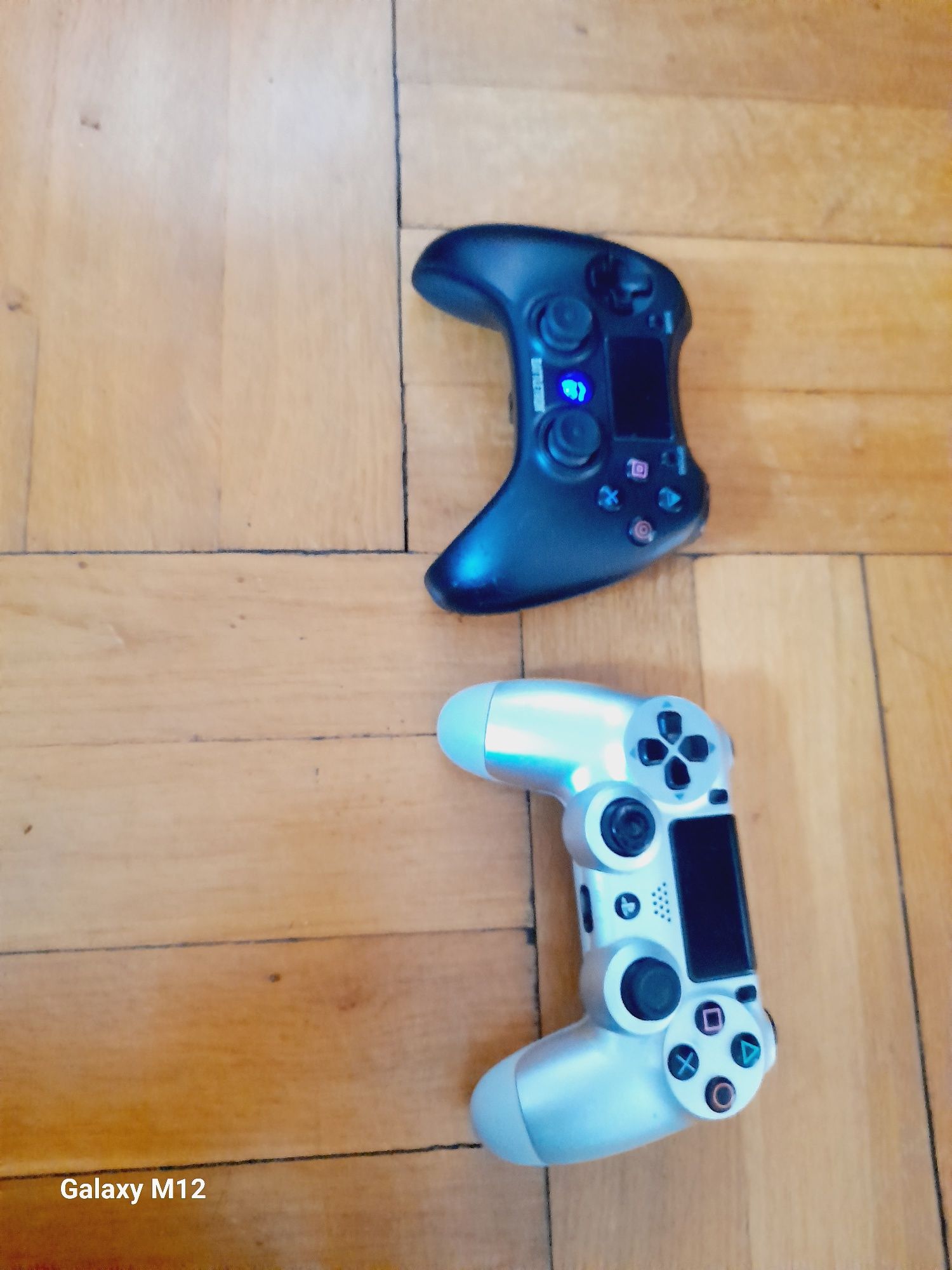 PlayStation 4 Plus pad i dwie gry