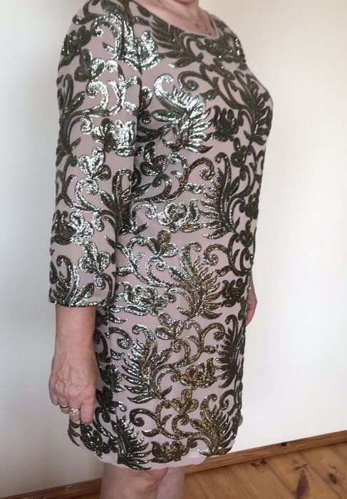 Sukienka bogato zdobiona cekiny wzór