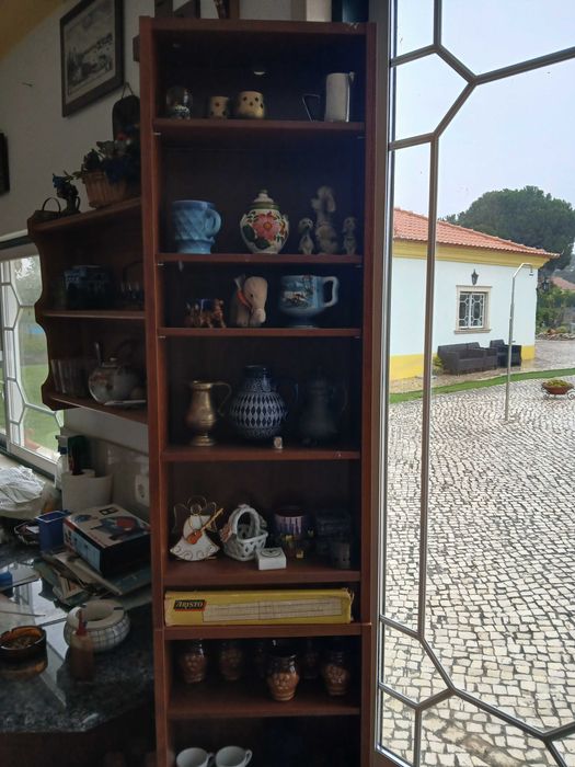 2 estantes em madeira, para miniaturas