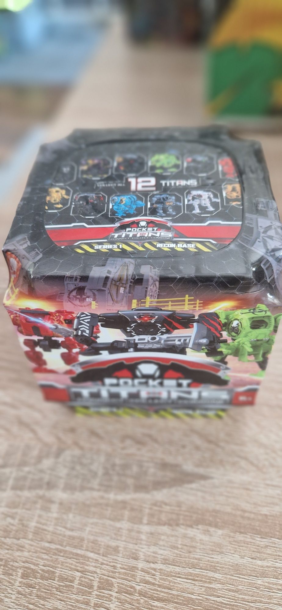 Pocket titans robot niespodzianka 
ROBOT NIESPODZIANKA