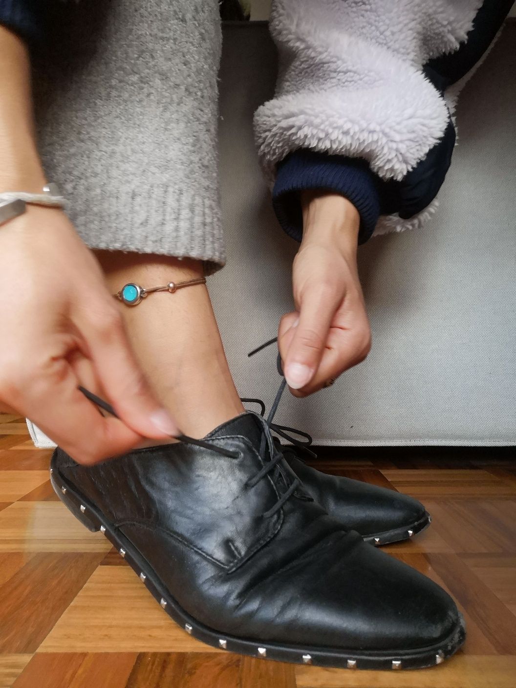 Sapatos pretos com tachas