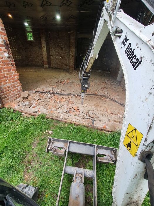 Kucie młotem, minikoparka z młotem kucie betonu młotem wyburzeniowy