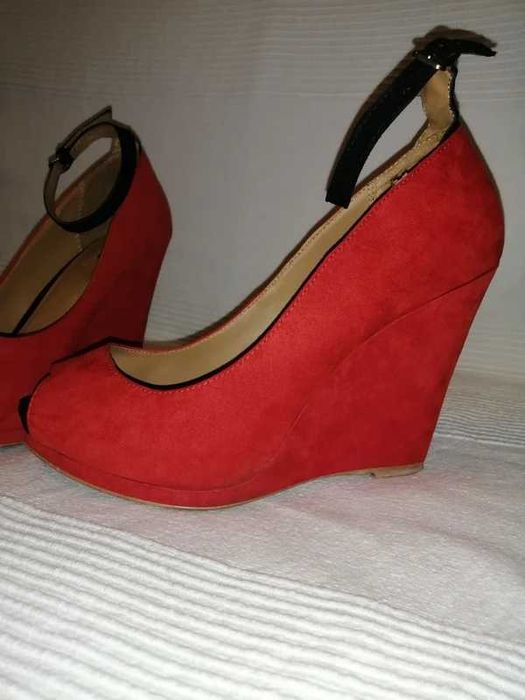 Czerwone koturny Zara